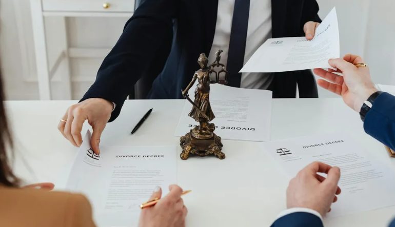 Ik kwam met Kerstmis naar mijn ouders, alleen om erachter te komen dat mijn oudere zus hen eruit had gegooid en hen in hun eigen garage liet wonen – dat was haar grootste fout.