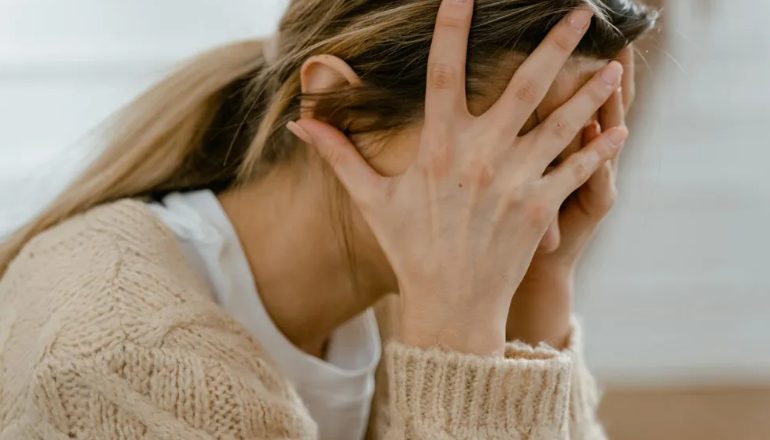 Mijn schoonmoeder heeft de vrouwen in haar familie gezegd dat ze naar mijn bruiloft WIT mochten dragen – ze verwachtte dat ik in zou storten, maar mijn speech heeft iedereen verbijsterd.