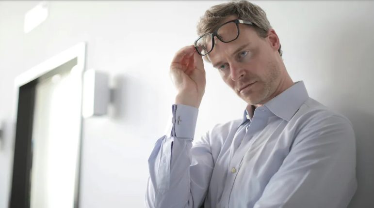 Mijn schoonouders hebben mijn moeder uit ons huis gegooid en haar een „bedelares“ genoemd, nadat haar huis onder water was gelopen – de reactie van mijn man heeft iedereen verbijsterd.