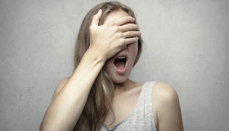 Mijn schoonmoeder heeft de vrouwen in haar familie gezegd dat ze naar mijn bruiloft WIT mochten dragen – ze verwachtte dat ik in zou storten, maar mijn speech heeft iedereen verbijsterd.