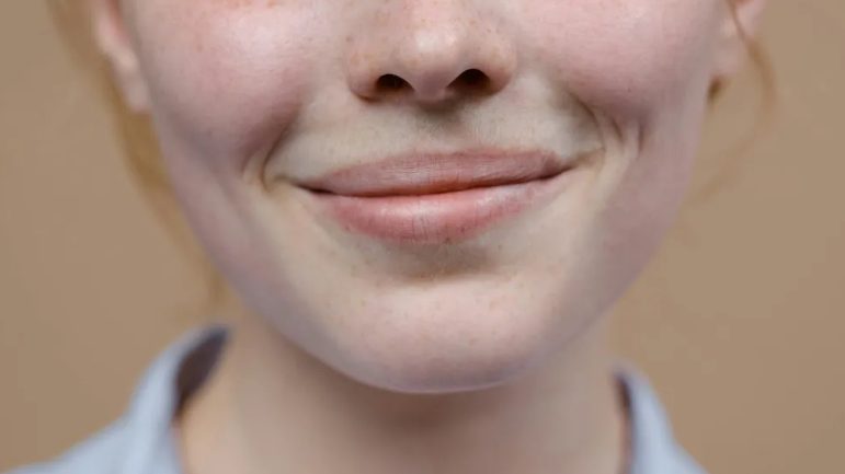 Ik heb een oudere vrouw op het postkantoor geholpen om een „belangrijke“ brief te versturen – een week later vond ik precies die brief in mijn brievenbus.