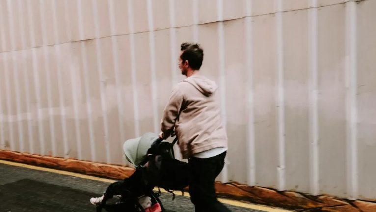Mijn man ging elke avond met ons baby wandelen – op een avond vergat hij zijn telefoon, dus volgde ik hem en ontdekte ik de echte reden.