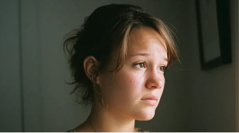 Mijn stiefmoeder gaf me 36 uur de tijd om het huis van mijn vader direct na zijn begrafenis te verlaten – karma heeft haar precies het geschenk gegeven dat ze verdiende.