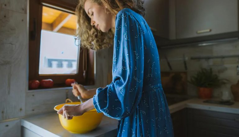 Mijn schoonmoeder heeft de vrouwen in haar familie gezegd dat ze naar mijn bruiloft WIT mochten dragen – ze verwachtte dat ik in zou storten, maar mijn speech heeft iedereen verbijsterd.