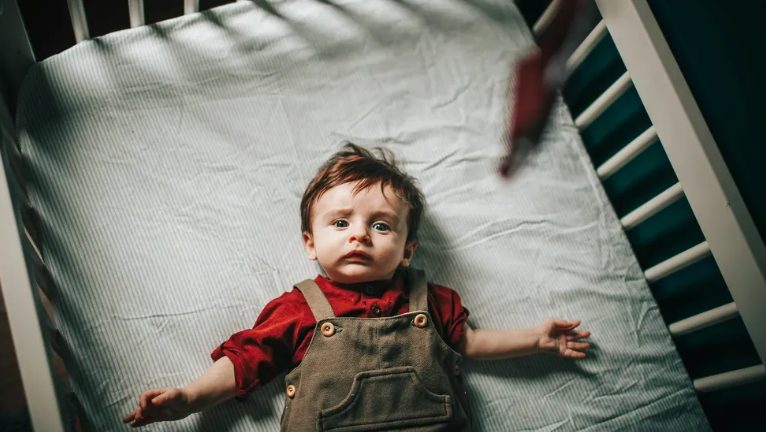 Mijn man ging elke avond met ons baby wandelen – op een avond vergat hij zijn telefoon, dus volgde ik hem en ontdekte ik de echte reden.