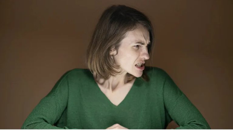Mijn stiefmoeder gaf me 36 uur de tijd om het huis van mijn vader direct na zijn begrafenis te verlaten – karma heeft haar precies het geschenk gegeven dat ze verdiende.