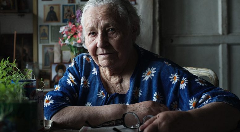 Mijn tante trok oma's diamanten ring van haar vinger op haar sterfbed — twee dagen na de begrafenis arriveerde een pakket waardoor ze lijkbleek werd.