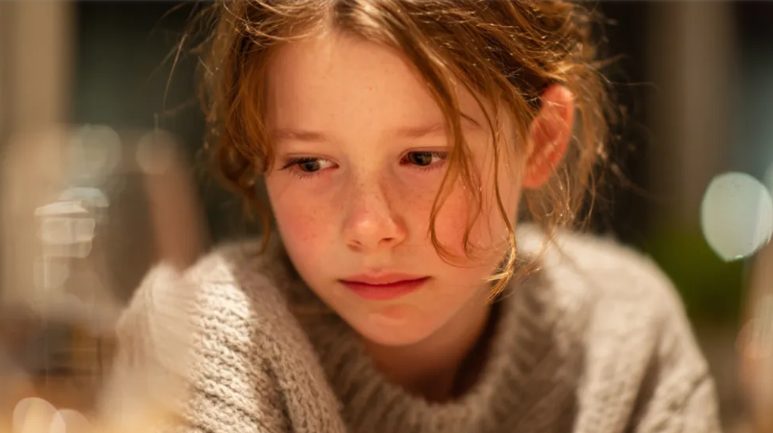 Mijn man nodigde zijn zwangere minnares uit voor ons familiefestdiner – maar zijn ouders grepen snel in.