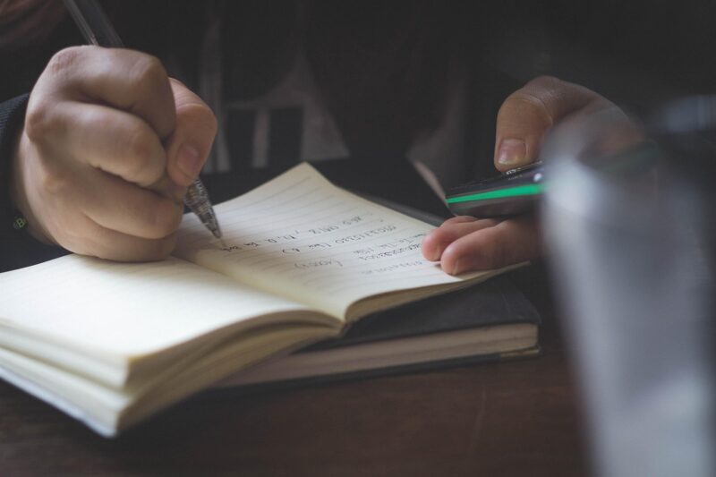 Mijn klasgenoten bespotten mij omdat ik de zoon ben van een vuilnisophaalster – op de dag van de afscheidsviering zei ik iets wat ze nooit zullen vergeten.