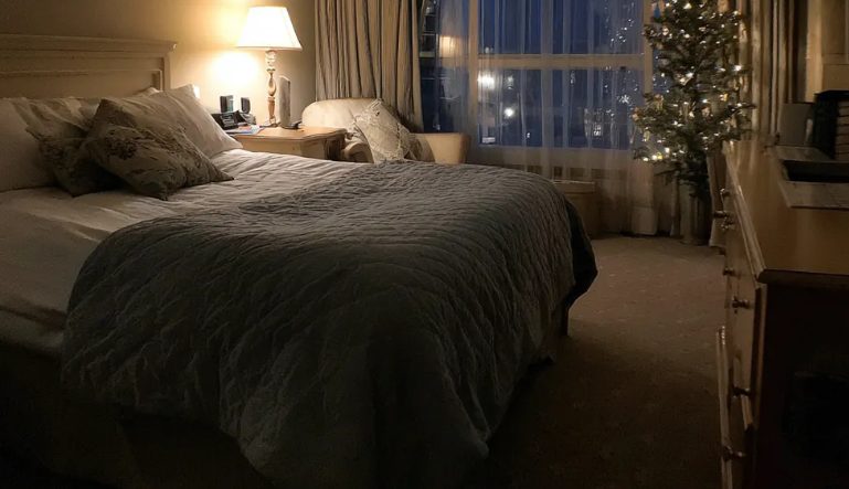Op Valentijnsdag reanimeerde ik een dakloze – de volgende dag stopte er een limousine met mijn naam voor mijn huis.