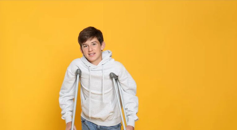 Mijn zus verliet haar gehandicapte zoon voor een beter leven, dus heb ik hem helemaal alleen opgevoed – jaren later stond ze voor mijn deur.