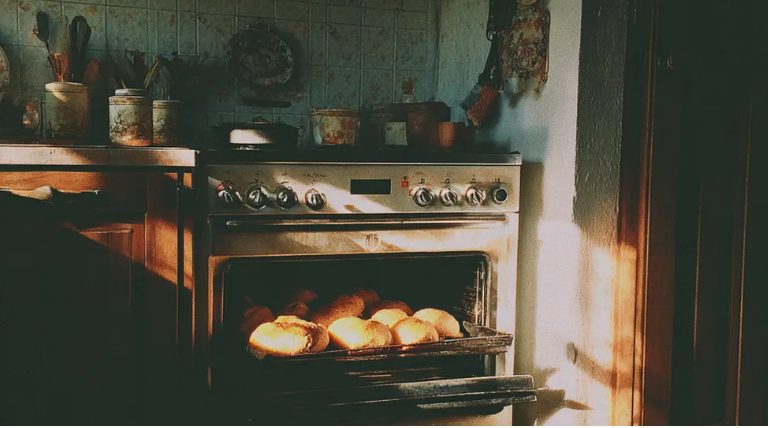 Na 28 jaar huwelijk ontdekte ik dat mijn man een ander huis bezat – ik reed ernaartoe en was sprakeloos.