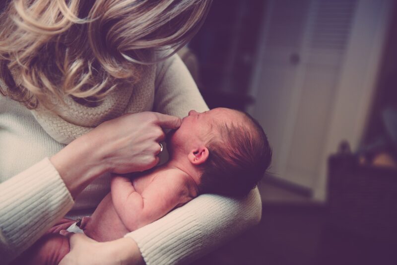 Mijn zus liet me drie weken lang haar pasgeboren baby niet vasthouden, omdat het „kiemt” – toen ik het echte reden hoorde, stortte ik in