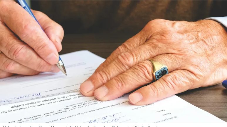 Mijn man nodigde zijn zwangere minnares uit voor ons familiefestdiner – maar zijn ouders grepen snel in.