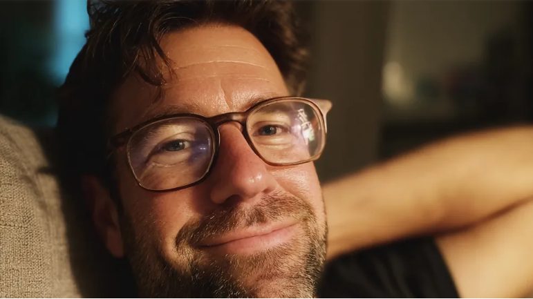 Twee jaar nadat mijn vijfjarige zoon was overleden, hoorde ik iemand op de deur kloppen die zei: „Mam, ik ben het.”