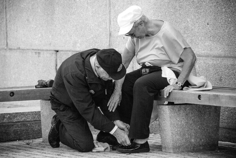 Ik redde het leven van een dakloze man op straat – Vier jaar later stond hij voor mijn deur