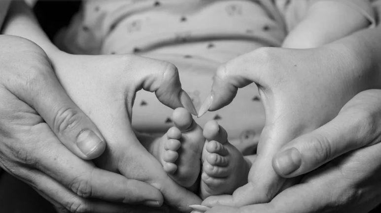 Mijn man nodigde zijn zwangere minnares uit voor ons familiefestdiner – maar zijn ouders grepen snel in.