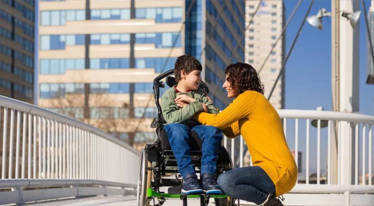 Mijn zus verliet haar gehandicapte zoon voor een beter leven, dus heb ik hem helemaal alleen opgevoed – jaren later stond ze voor mijn deur.