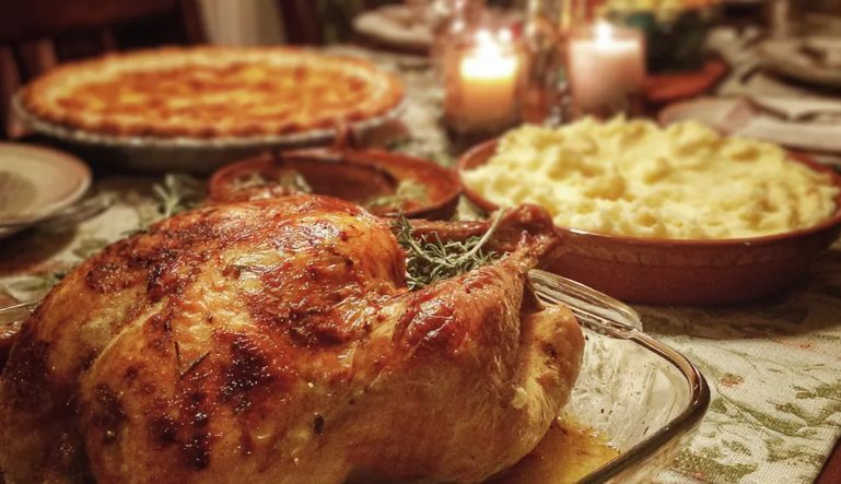 Op Thanksgiving zei mijn schoonmoeder dat ik een „schande” ben voor de familie omdat ik geen kinderen heb – en toen sprak mijn schoonvader.