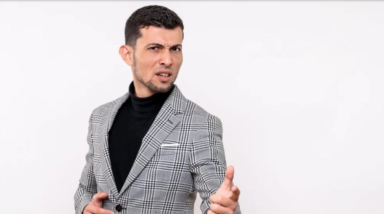 Ik kwam aan in mijn hotel en zag mijn man met een andere vrouw – ik viel bijna flauw toen ik de waarheid hoorde