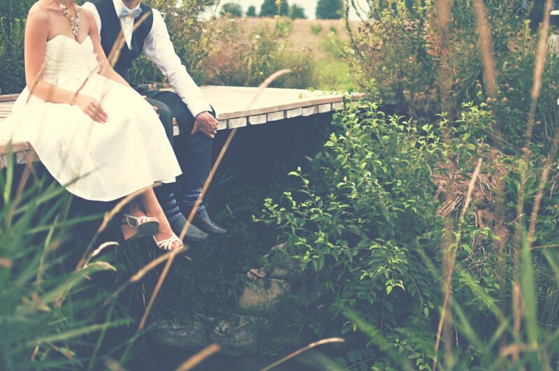 Mijn vader trouwde met mijn tante 8 dagen na de dood van mijn moeder – maar op hun bruiloft nam haar zoon me apart en zei: „Hier is wat je vader voor je verbergt.”