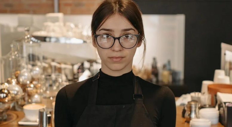 Ze dwongen mij en mijn kleine kleindochter het café uit, de regen in – toen kwam de gerechtigheid binnen.