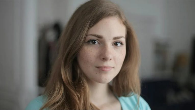 Mijn oma vroeg me om haar favoriete roos een jaar na haar dood te verplaatsen – Ik had niet verwacht wat ze eronder had verborgen