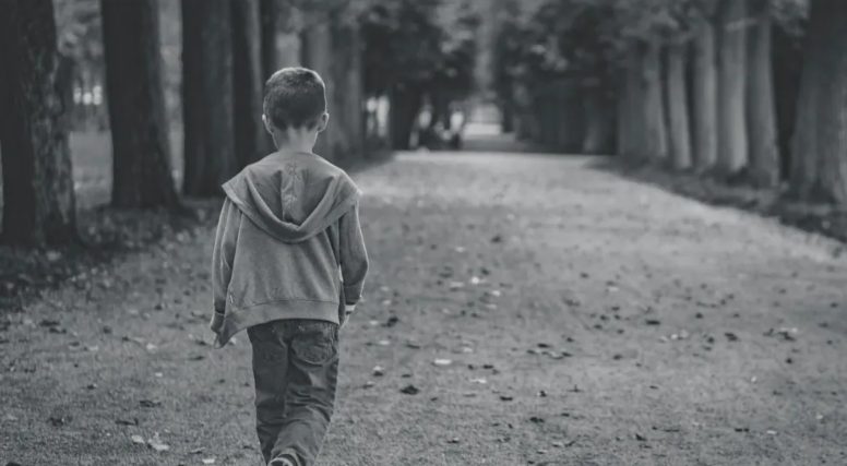 Ik struikelde in het bos over een grafsteen en zag daarop mijn foto uit mijn kindertijd – ik was geschokt toen ik de waarheid hoorde.