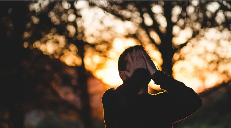 Een man zat op de begrafenis van mijn moeder te huilen – niemand in de familie kende hem