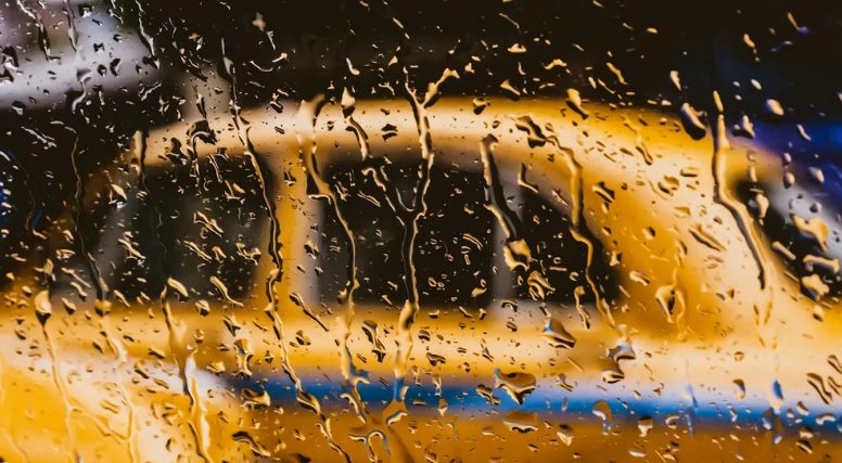 Ze dwongen mij en mijn kleine kleindochter het café uit, de regen in – toen kwam de gerechtigheid binnen.