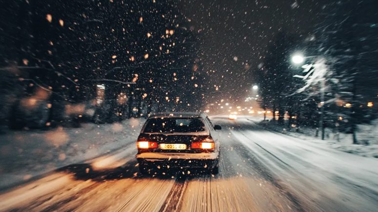 Ik heb een oude man opgepikt op een eenzame winterweg – hem bij mij laten overnachten heeft mijn leven voorgoed veranderd.