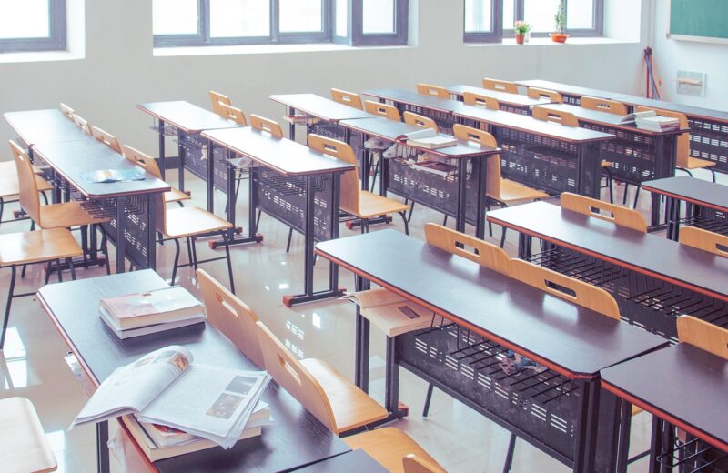 Mijn klasgenoten bespotten mij omdat ik de zoon ben van een vuilnisophaalster – op de dag van de afscheidsviering zei ik iets wat ze nooit zullen vergeten.