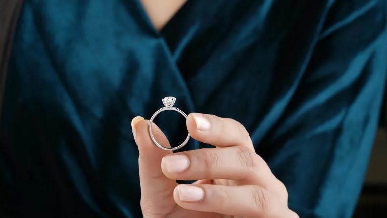 De familie liet een oude vrouw achter in een verzorgingstehuis – zonder te weten dat er miljoenen op haar rekening stonden.
