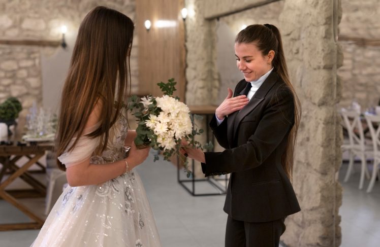 Ik trouwde met een serveerster ondanks mijn veeleisende ouders – Op onze huwelijksnacht schokte ze me door te zeggen: 'Beloof dat je niet gilt als ik je dit laat zien'