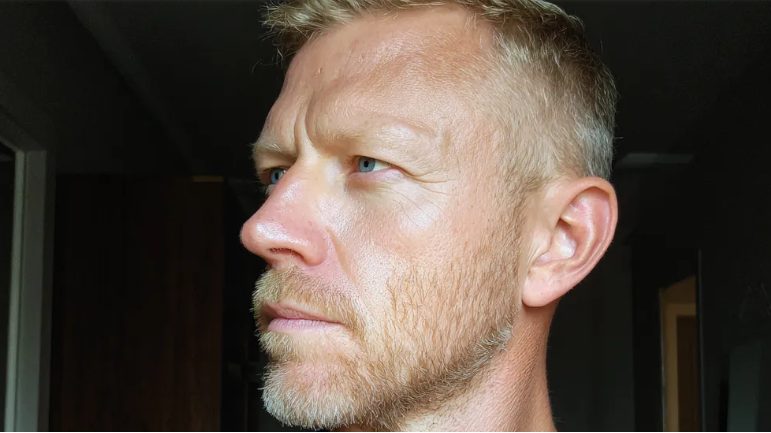 Mijn man verliet me tijdens mijn chemotherapie voor de luxe Thanksgiving-reis van zijn moeder – en toen sloeg het lot hard toe bij hen.