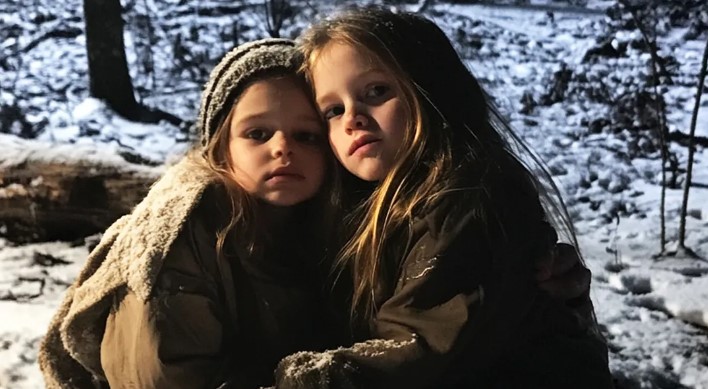 Het was Kerstmis toen mijn vrouw stierf bij de bevalling – tien jaar later stond een vreemdeling voor mijn deur en stelde een wanhopige eis.