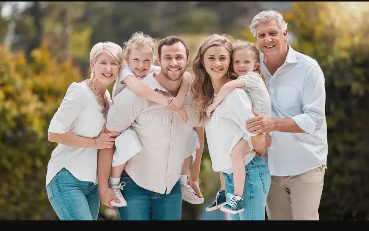 Mijn man stierf en liet me achter met zes kinderen — toen vond ik een doos die hij verborgen had in de matras van onze zoon