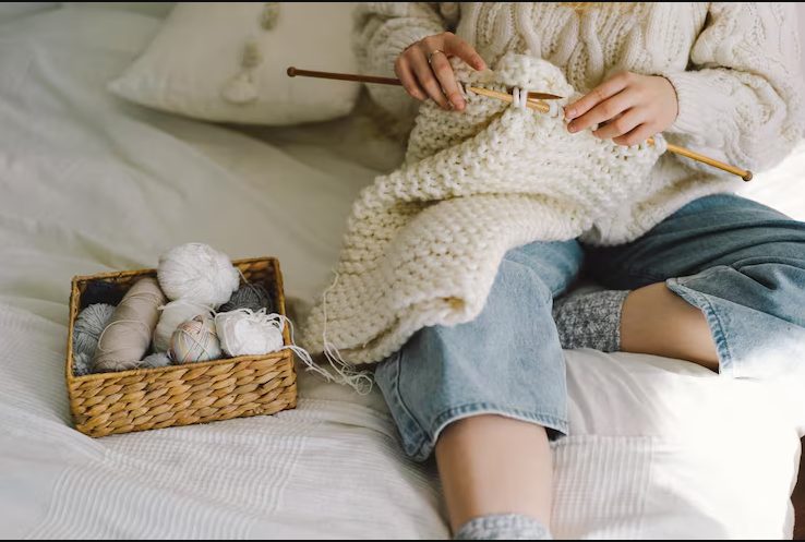 Mijn dochter heeft 80 mutsen gehaakt voor zieke kinderen – toen heeft mijn schoonmoeder ze weggegooid en gezegd: „Ze is niet mijn bloed.”