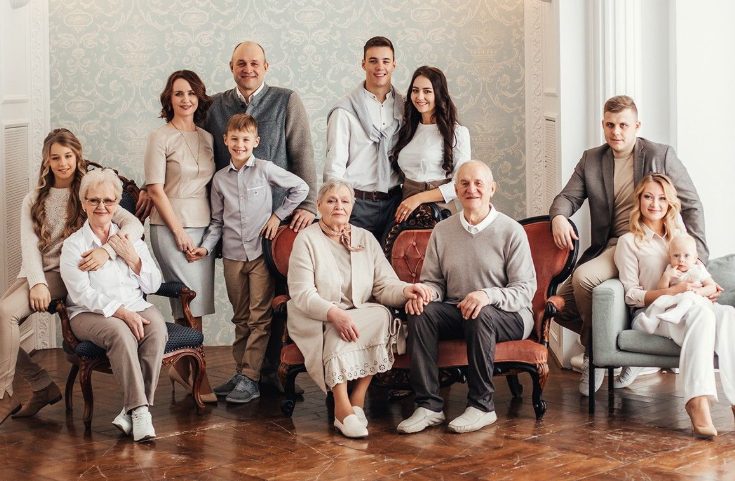 Mijn vader verliet mijn moeder met 10 kinderen voor een jongere vrouw uit de kerk – 10 jaar later belde hij mijn moeder om weer een gezin te worden, maar ik heb hem een lesje geleerd