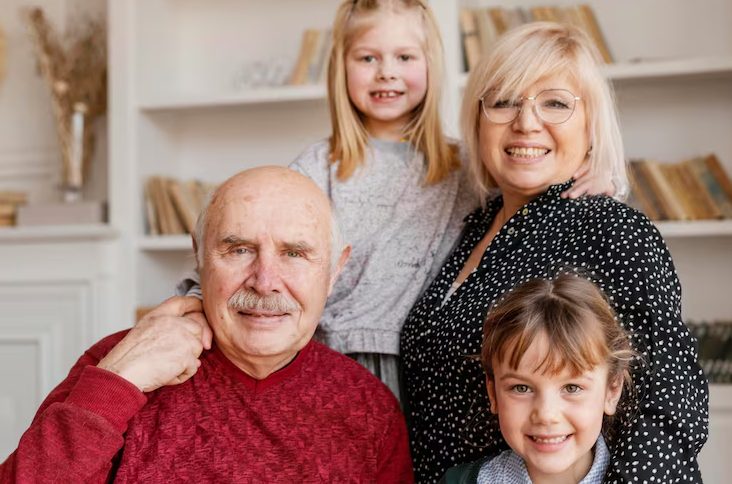 Mijn stiefvader voedde me op alsof ik zijn eigen kind was nadat mijn moeder stierf toen ik vier was – op zijn begrafenis brachten de woorden van een oudere man mij bij een waarheid die jarenlang voor mij verborgen was gehouden.