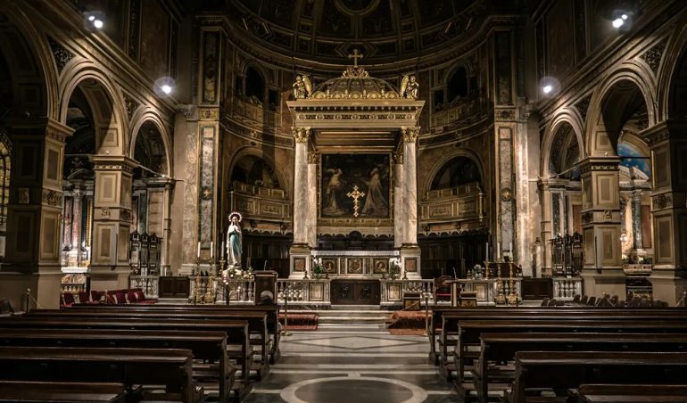 We brachten onze baby naar de kerk voor de doop – „Dit is onmogelijk,” fluisterde de priester terwijl hij de baby in zijn armen hield