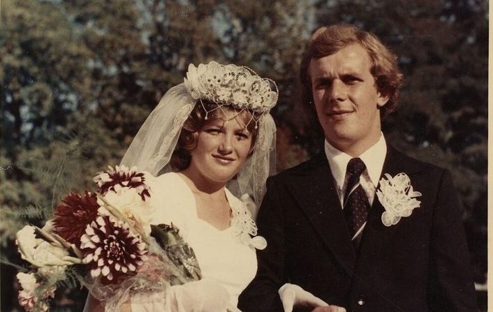 Ik heb de trouwjurk van mijn vrouw gebreid voor onze geloftenvernieuwing – toen gasten op de receptie begonnen te lachen, pakte zij de microfoon en viel de hele zaal stil.