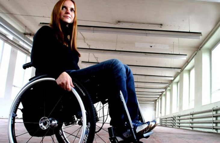 Mijn zoon weigerde me uit te nodigen voor zijn bruiloft omdat ik in een rolstoel zit – nadat ik hem iets had gestuurd, smeekte hij me om hem te vergeven.