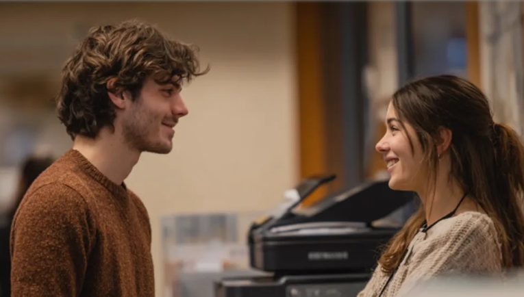 Rijke vrouwen bespotten een serveerster omdat ze naar “armoede” rook – maar toen stond mijn vriend op en gaf hun een waardevolle les.