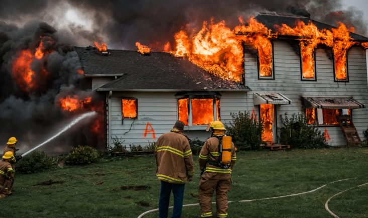 Mijn tweelingbroer kwam om terwijl hij mij redde uit een huisbrand toen we 14 waren – 31 jaar later klopte er een man op mijn deur die er precies uitzag als hij
