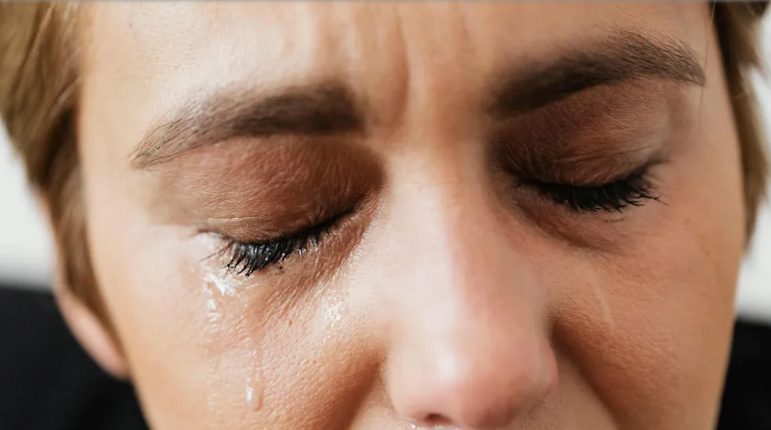 Mijn man ging ervandoor met mijn spaargeld en zijn minnares – toen belde hij me geschokt op en smeekte om genade