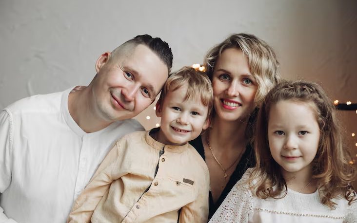 Mijn man stierf en liet me achter met zes kinderen — toen vond ik een doos die hij verborgen had in de matras van onze zoon