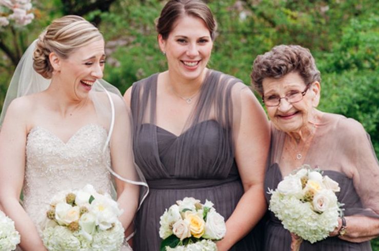 Ik heb de trouwjurk van mijn vrouw gebreid voor onze geloftenvernieuwing – toen gasten op de receptie begonnen te lachen, pakte zij de microfoon en viel de hele zaal stil.