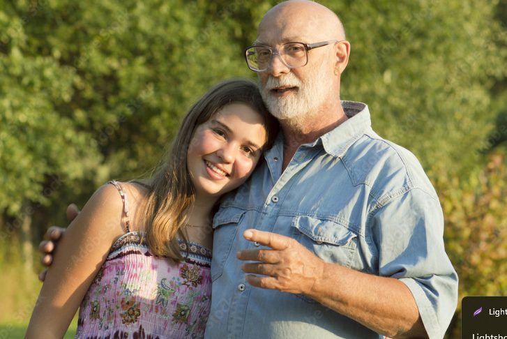 Ik heb mijn arme grootouders van mijn bruiloft gegooid – toen opende ik hun laatste cadeau en stortte in