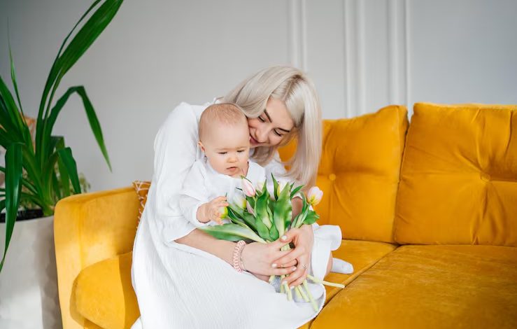 Mijn schoonmoeder heeft me met mijn pasgeboren baby op straat gezet – maar later kwam ze huilend terug en smeekte me om vergiffenis